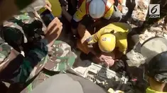 Seorang siswi SMA berusia 18 tahun terjebak di reruntuhan gempa selama 3 hari di Lombok. Namun ia berhasil diselamatkan dan kini tengah menjalani pemulihan di rumah sakit.