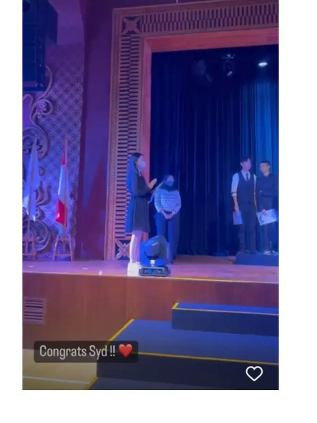 5 Momen Cut Tary Dampingi Anak saat Wisuda, Bangga Banget