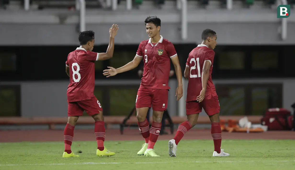 <p>Dengan kemenangan 4-0 atas Timnas Timor Leste U-20, Timnas Indonesia U-20 sementara menempati posisi kedua di klasemen sementara Grup F di bawah Vietnam. Sama-sama mengantongi 3 poin, namun Vietnam unggul selisih gol usai menang 5-1 atas Hong Kong. (Bola.com/Ikhwan Yanuar)</p>