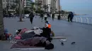 Perintah evakuasi memicu kepanikan luar biasa. Ruas jalan utama menuju pusat kota Beirut dan wilayah utara mengalami kemacetan total karena ribuan keluarga mencoba menyelamatkan diri secara bersamaan. Tampak dalam foto, para pengungsi yang melarikan diri dari serangan udara Israel di Dahiyeh, pinggiran selatan Beirut, tidur di tepi pantai Beirut, Lebanon, Jumat, 6 Maret 2026. (AP Photo/Hussein Malla)