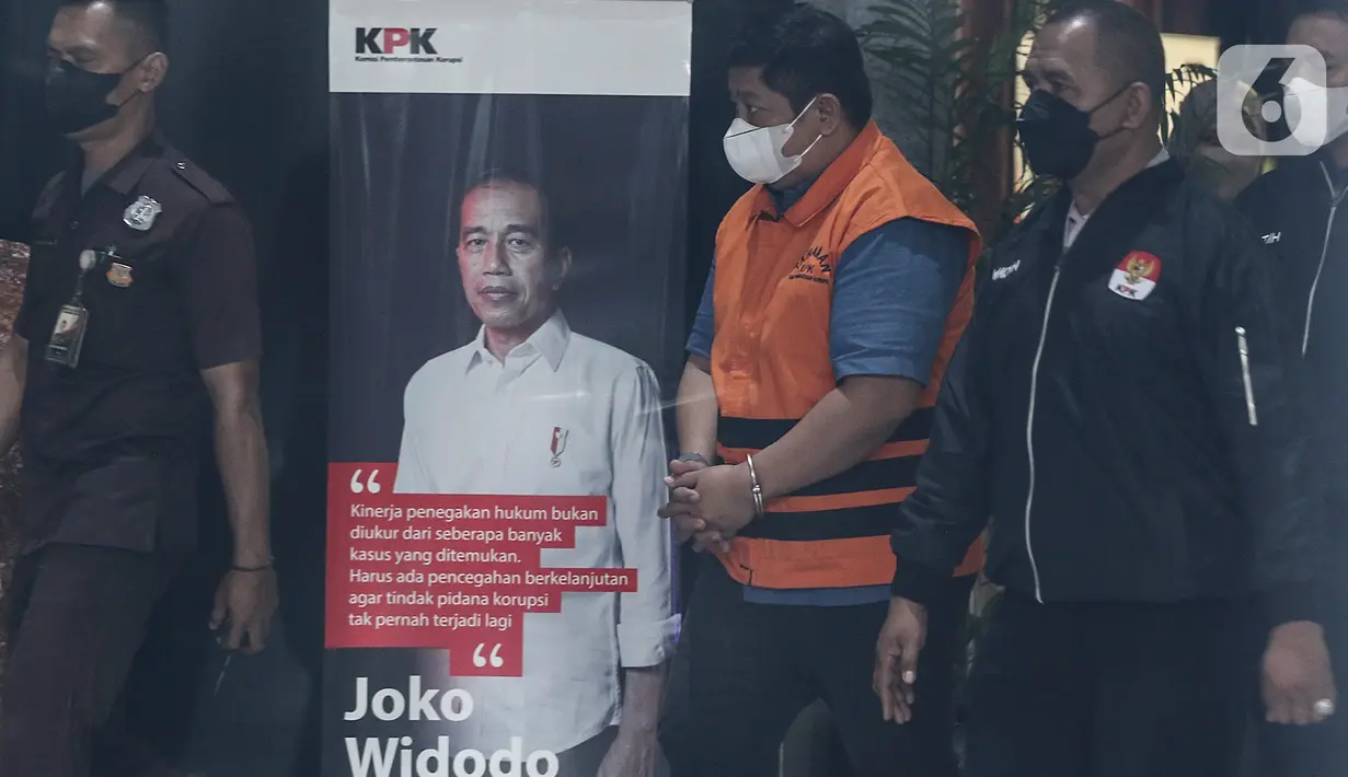 Direktur PT Tabi Bangun Papua (PT TBP), Rijatono Lakka memakai rompi oranye usai menjalani pemeriksaan di Gedung Merah Putih KPK, Jakarta, Kamis (5/1/2022). KPK menahan Rijatono Lakka yang merupakan tersangka penyuap Gubernur Papua, Lukas Enembe. (Liputan6.com/Johan Tallo)