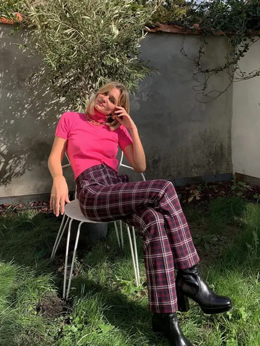 Gaya yang dijamin tidak cheesy, padukan atasan pink dengan celan kotak-kotak warna senada (Foto: @annelauremais)