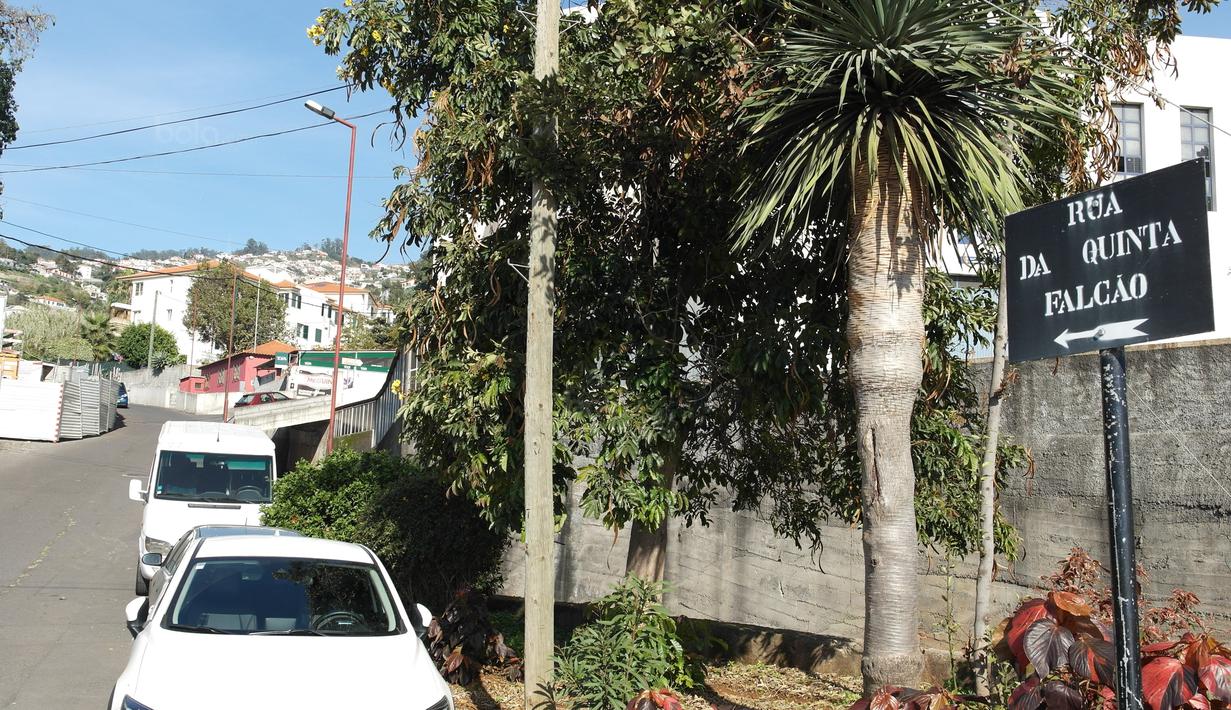 Suasana jalan Rua Da Quinta Falcao di Kawasan San Antonio, Funchal, Portugal. Kota tersebut merupakan tempat kelahiran bintang sepak bola Real Madrid, Cristiano Ronaldo. (Bola.com/Reza Khomaini)