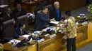 Ketua Badan Legislasi (Baleg) DPR Sareh Wiyono, menyerahkan berkas pembahasan Baleg tentang Revisi UU MD3 kepada pimpinan sidang saat Sidang Paripurna DPR di Kompleks Parlemen, Senayan, Jakarta, Rabu (26/11). (ANTARA FOTO/Ismar Patrizki)