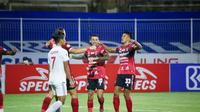 Duel sengit antara Bali United kontra PSM Makassar dalam lanjutan BRI Liga 1 2021/2022 di Stadion I Gusti Ngurah Rai, Denpasar, Senin (7/2/2022) malam WIB. (Bola.com/Maheswara Putra)