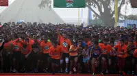 Peserta kegiatan lomba lari bertajuk Lo Gue Run (LGR) 2020 melakukan start di Kompleks Monas, Jakarta Pusat, Minggu (26/1/2020). Kejuaraan LGR 2020 yang diikuti oleh total 3.500 pelari tersebut merupakan rangkaian kegiatan HUT Kodam Jaya ke 70. (Liputan6.com/Johan Tallo)