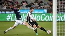 Pemain Juventus, Alberto Cerri (kanan) mencoba melewati hadangan pemain Melbourne Victory, James Donachie pada ajang International Champions Cup football di Melbourne, (23/7/2016). AFP/Saeed Khan)