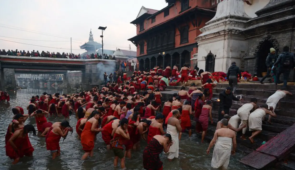 Festival Swasthani dirayakan oleh umat Hindu di Nepal sebagai penghormatan kepada Dewa Madhavnarayan dan Dewi Swasthani, Selasa (20/1/2015). (AFP Photo/Prakash Mathema)