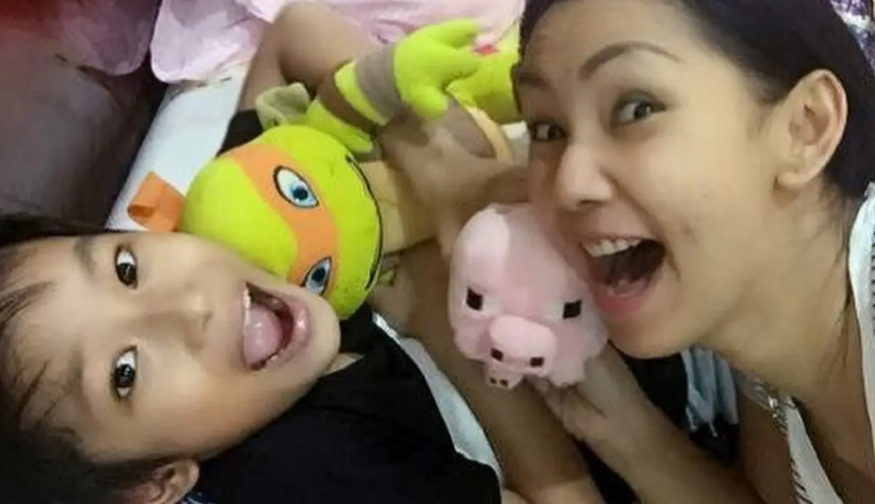 Walaupun sempat menikah lagi, akan tetapi Kalina Ocktaranny tetap memberikan waktu untuk Azka. (Foto: instagram.com/kalinaocktaranny)