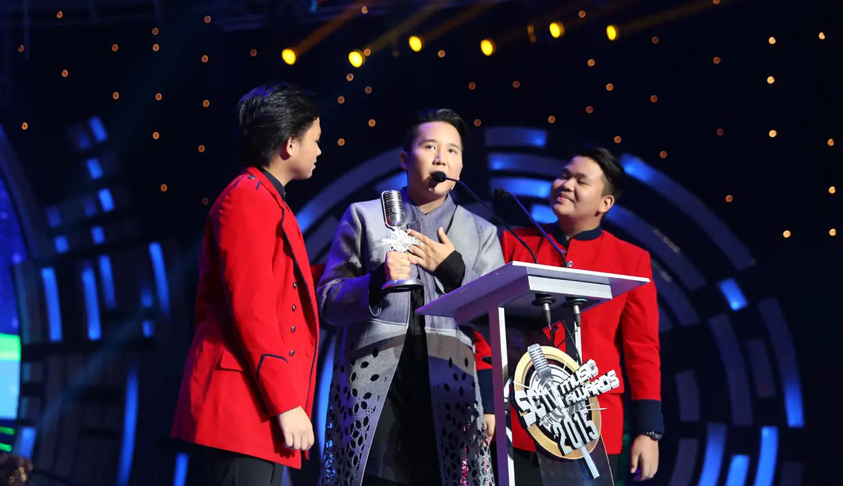 Rangga mewakili Smash untuk menerima penghargaan Boy/Girl Band Paling Ngetop (Foto: Wimbarsana/Bintang.com)