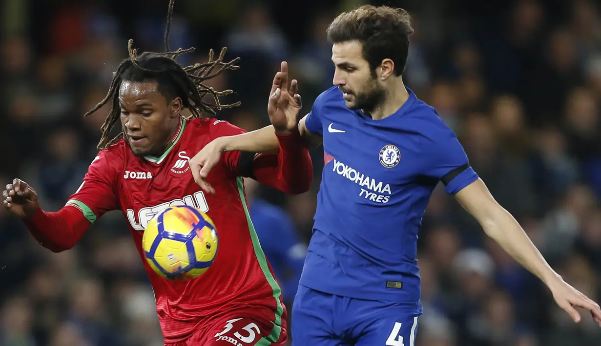 Gelandang Swansea, Renato Sanches, berebut bola dengan gelandang Chelsea, Cesc Fabregas, pada laga Premier League di Stadion Stamford Bridge, London, Rabu (29/11/2017). Chelsea menang 1-0 atas Swansea. (AFP/Ian Kington)
