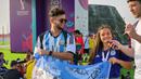 Para suporter dengan berbagai atribut seperti bendera yang dibawa suporter Argentina ini tampaknya sudah tak sabar untuk segera dusuguhi aksi-aksi terbaik para bintang sepak bola kesayangan mereka. (Dok. SCM)