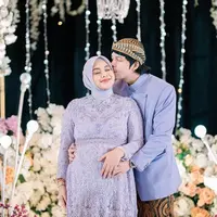 Aurel Hermansyah pun kembali mengadakan acara 7 bulanan mengenakan adat Jawa untuk putri ke-2 nya. Ia tampil mengenakan kebaya brokat dengan aksen payet di bagian atas warna ungu dipadukan kerudung warna serasi dan kain lilit coklatnya. Atta juga tampil serba ungu dengan beskapnya. [@aurel.hermansyah]