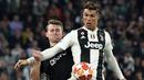 Bek Ajax Amsterdam, Matthijs de Ligt  berusaha merebut bola dari penyerang Juventus, Cristiano Ronaldo selama pertandingan leg kedua perempat final Liga Champions  di stadion Juventus di Turin (16/3/2019). Juventus mengontrak de Ligt selama selama lima tahun. (AFP Photo/Isabella Bonotto)