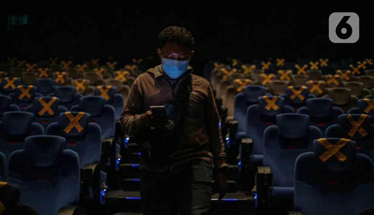 Seorang penonton memasuki bisokop CGV Grand Indonesia, Jakarta, Kamis (16/9/2021). Pemerintah memberikan kelonggaran dengan memperbolehkan bioskop buka kembali di wilayah berstatus pemberlakuan pembatasan kegiatan masyarakat (PPKM) level 3 dan 2. (Liputan6.com/Faizal Fanani)
