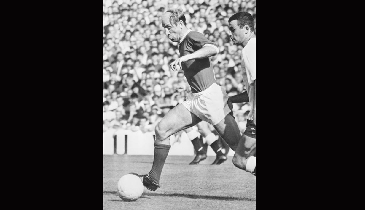Legenda Timnas Inggris, Bobby Charlton (kiri) berada pada urutan kedua top scorer untuk tim Tiga Singa, Bobby Charlton mengoleksi 49 gol dari tahun 1958-1970.  (AFP PHOTO File)