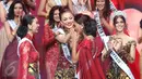 Puteri Indonesia 2016, Kezia Warouw memasang mahkota kepada Bunga Jelitha Ibrani pemenang Puteri Indonesi 2017 di JCC, Jakarta, Sabtu (1/3) dini hari. Bunga akan mengikuti ajang Miss Universe, pada 2018. (Liputan6.com/Angga Yuniar)