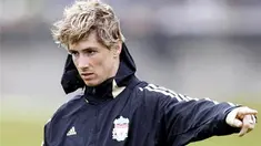 Liverpool's Spanish footballer Fernando Torres points during a training session at their Melwood training ground in Liverpool, north-west England, on September 30, 2008. AFP PHOTO / PAUL ELLIS