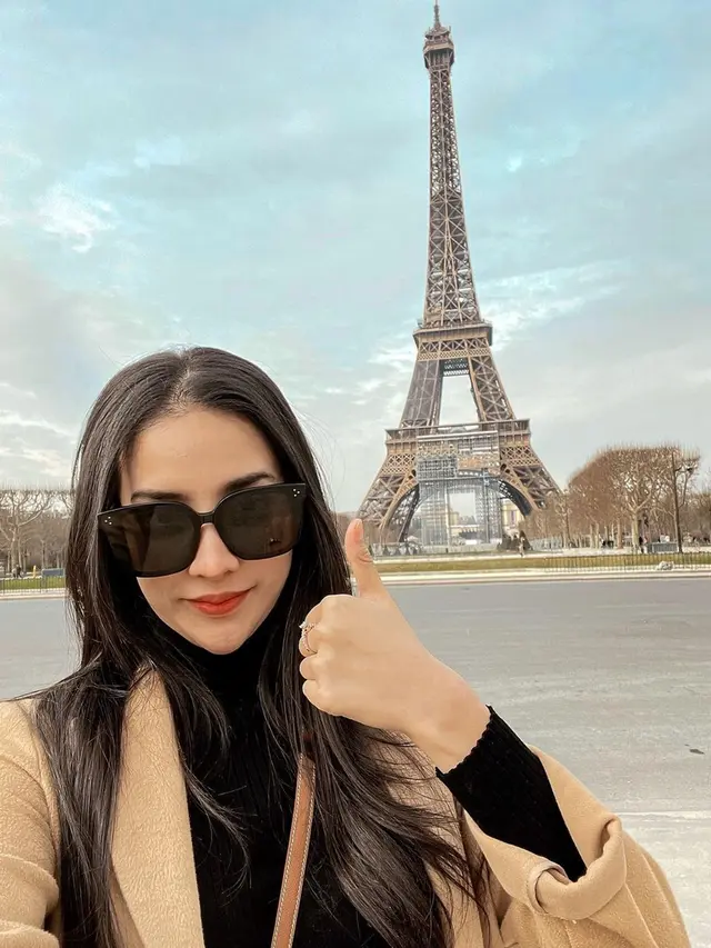 FOTO: Gaya Anya Geraldine Pakai Kacamata, Tampil Keren