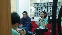 Peneliti ICW Lalola Easter menggelar jumpa pers di kantornya, Jakarta Selatan, Minggu (28/4/2019).