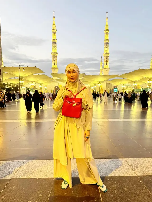 6 Potret Inul Daratista Umrah Jelang Ramadhan, Bertemu Ayah-Ibu Ayu Ting Ting