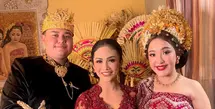 Potret Krisdayanti Pakai Kebaya Bali Warna Merah (@krisdayantilemos)