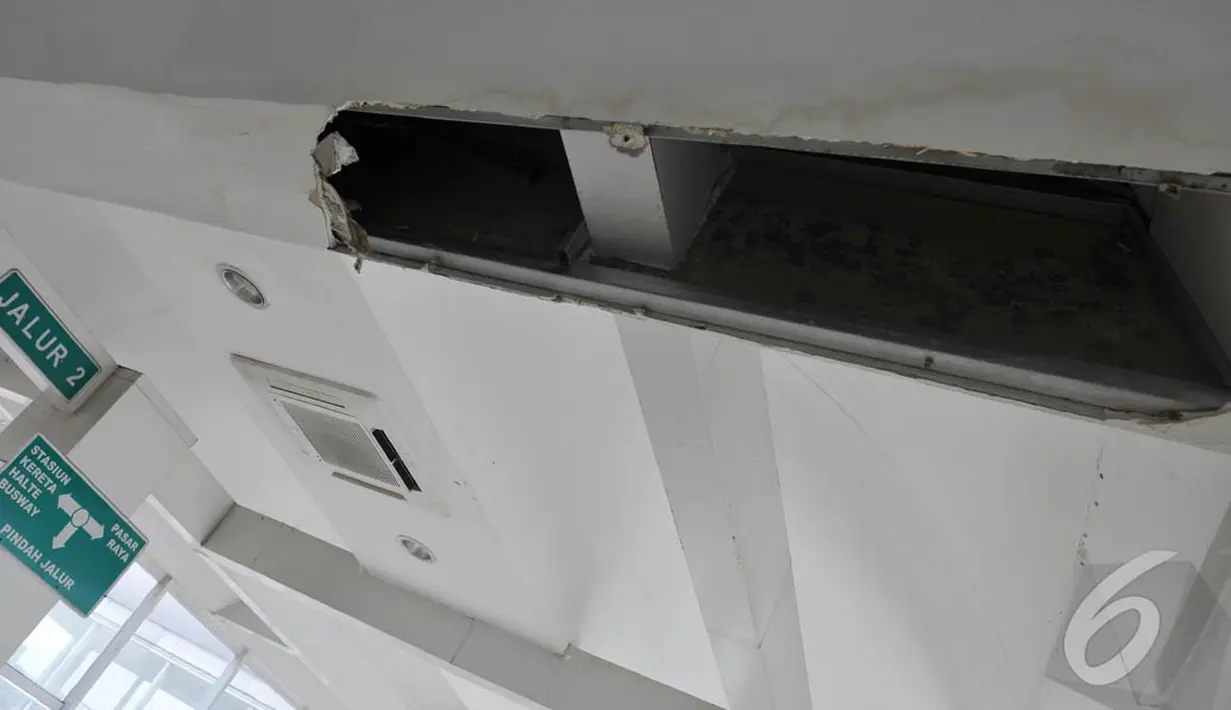Atap di Terminal Manggarai juga terlihat menyedihkan. Beberapa bagian rusak menyebabkab bolong yang tak sedap dipandang mata, Jakarta, Jumat (5/9/2014) (Liputan6.com/Johan Tallo)