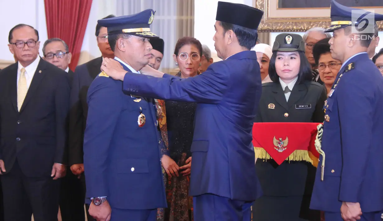 Presiden Joko Widodo (kanan) menyematkan tanda pangkat kepada Marsekal Madya (Marsdya) Yuyu Sutisna saat upacara pelantikan di Istana Negara, Jakarta, Rabu (17/1). Yuyu menjadi KSAU menggantikan Marsekal Hadi Tjahjanto (Liputan6.com/Pool/Randi)