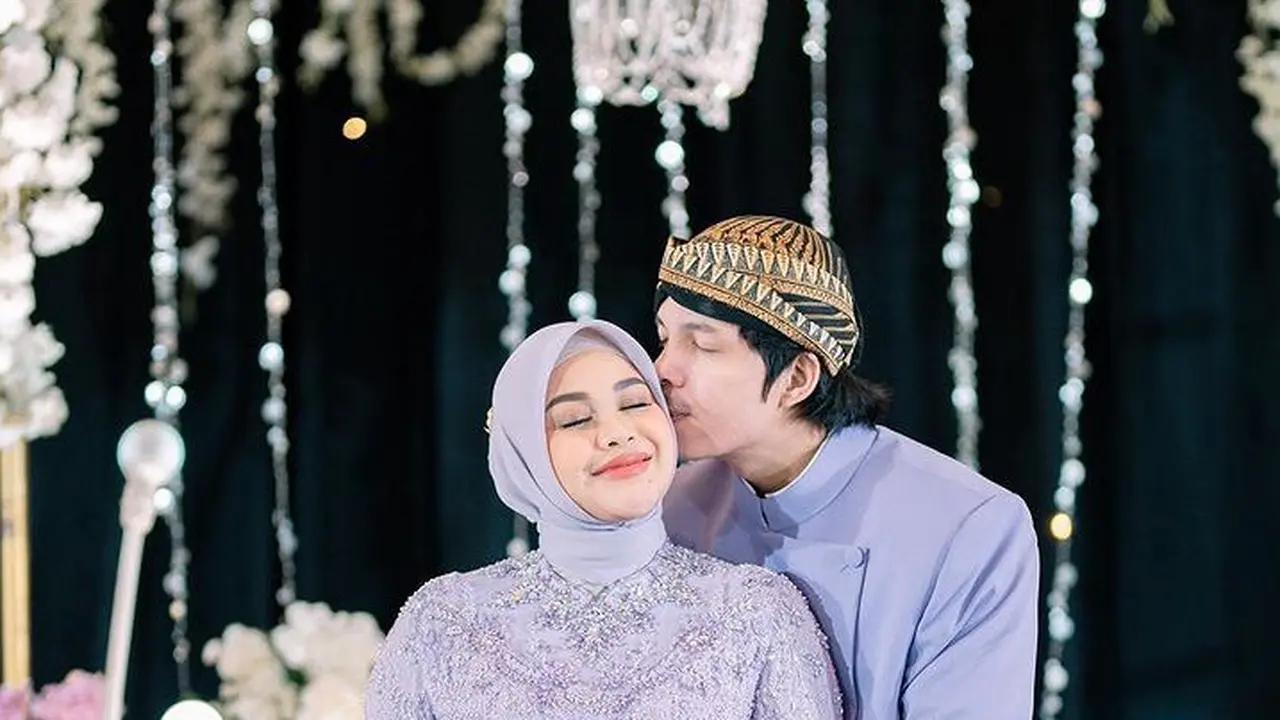 Gaya Artis Lakukan Prosesi Adat 7 Bulanan Kehamilan di Era Modern