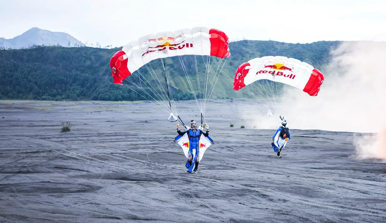 Marco Waltenspiel dan Georg Lettner mendarat setelah terbang menggunakan wingsuit. (Red Bull Content Pool)