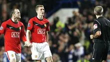 Duo Manchester United, Wayne Rooney (kiri) dan Darren Fletcher memrotes wasit Martin Atkinson setelah kapten Chelsea, John Terry mencetak gol kemenangan dalam laga Liga Premier di Stamford Bridge, London, 8 November 2009. AFP PHOTO/IAN KINGTON