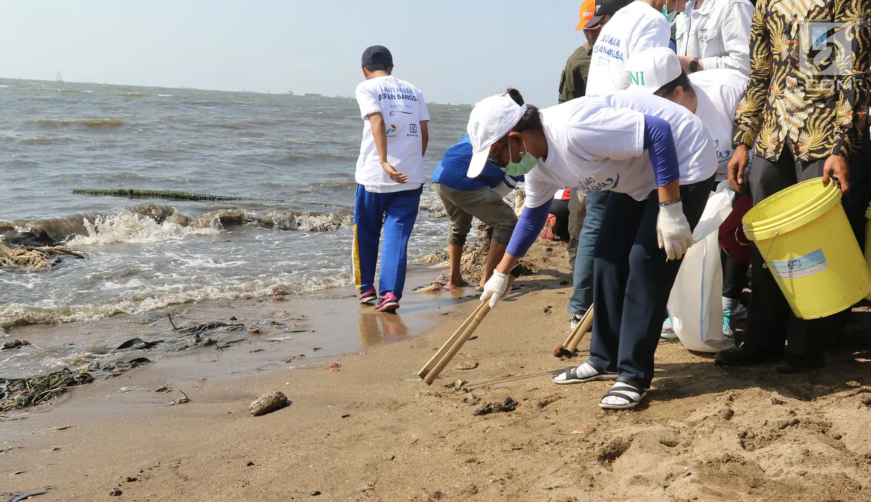 Menteri Kelautan dan Perikanan Susi Pudjiastuti memunguti sampah di Pantai Timur Ancol, Jakarta, Minggu (18/8/2019). Gerakan Menghadap Laut 2.0 akan diikuti oleh puluhan komunitas pecinta laut dan influencer serentak di lebih dari 100 titik lokasi di seluruh Indonesia. (Liputan6.com/Herman Zakharia)