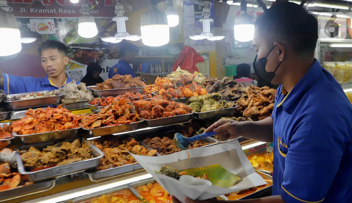 Pembeli bisa langsung memilih menu yang diinginkan dan nantinya bakal diambilkan oleh penjual. (Liputan6.com/Herman Zakharia)