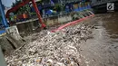 Alat berat (becko) beroperasi mengangkut sampah yang menumpuk di Pintu Air Manggarai, Jakarta, Selasa (26/2). Meningkatnya debit air Sungai Ciliwung menyebabkan terjadi penumpukan sampah di Pintu Air Manggarai. (Liputan6.com/Faizal Fanani)