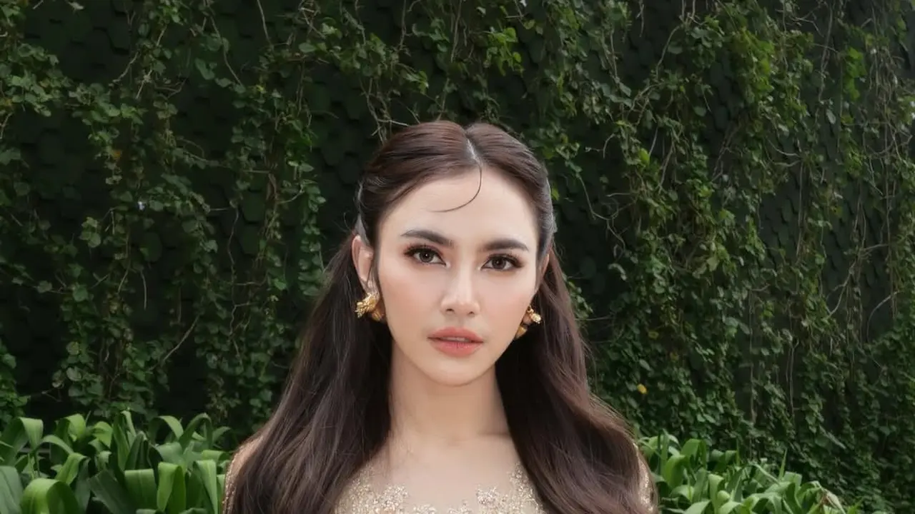 Model Kebaya Mahalini saat Kondangan