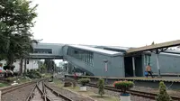 Jembatan modern (sky bridge) membentang dari arah selatan menuju utara di Stasiun Bandung. Skybridge omo sudah diujicoba pada 23 September 2020. (Arie Nugraha/Liputan6.com)