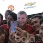 Legenda Manchester United (MU), Denis Irwin, foto bersama Fans di Lotte Shopping Avenue, Jakarta, Jumat (17/03/2017). Legenda Setan Merah secara khusus datang untuk menemui penggemar setia di Tanah Air. (Bola.com/M Iqbal Ichsan)