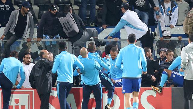 Patrice Evra Tendang Suporter Sendiri