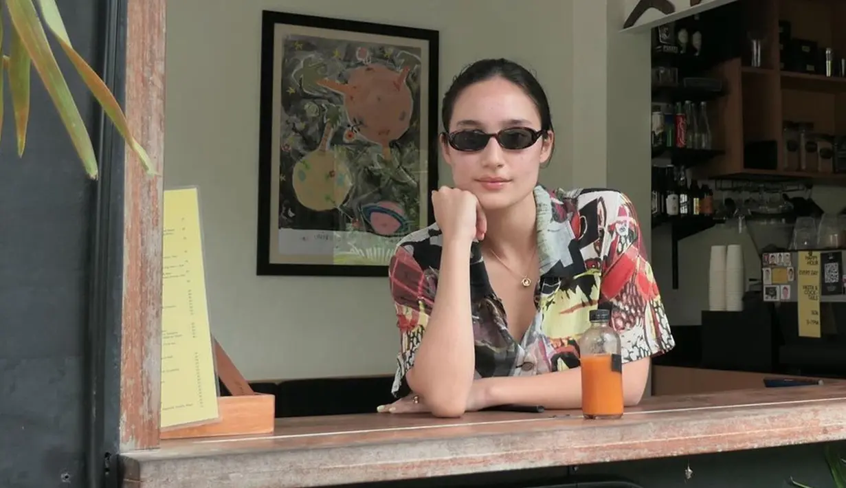 Tatjana Saphira sendiri kerap terlihat menggunakan berbagai model kacamata. Namun, dirinya lebih sering menggunakan kacamata hitam dalam berbagai penampilan. (Liputan6.com/IG/@tatjanasaphira)