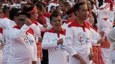 Presiden Joko Widodo bersama Wapres Jusuf Kalla, dan sejumlah pejabat negara menari Poco-Poco dalam rangka pemecahan rekor Guinness World Records di Lapangan Monas, Jakarta, Minggu (5/8). Acara ini diikuti 61 ribu peserta. (Merdeka.com/Iqbal S. Nugroho)