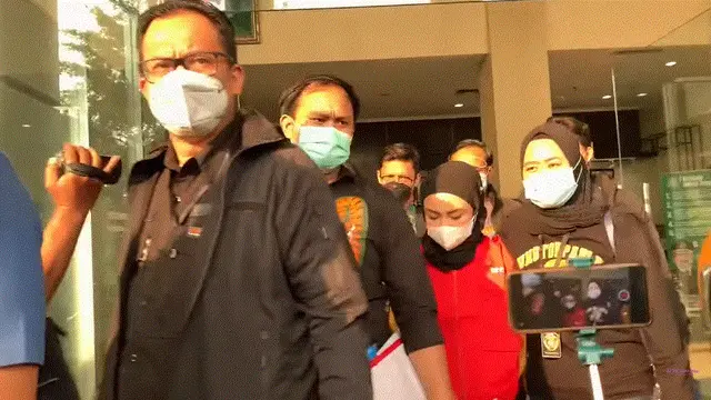 Medina Zein kenakan rompi tahanan