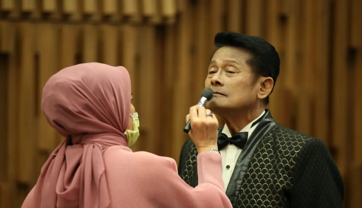 Koes Hendratmo saat sedang dirias sebelum menjalani pemotretan. (Galih W. Satria/Bintang.com)