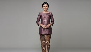 Tunik Brokat Modern dengan Rok Batik Span Belah Depan. Foto: Gemini
