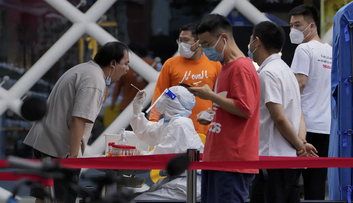 <p>Warga mengantre untuk menjalani tes COVID-19 di lokasi pengujian di distrik Chaoyang, Beijing, Selasa (14/6/2022). Pihak berwenang memerintahkan pengujian massal tiga hari di antara sekitar 3,5 juta penduduknya menyusul terdeteksinya ratusan kasus virus corona COVID-19 terkait dengan klaster bar 24 jam. (AP Photo/Andy Wong)</p>