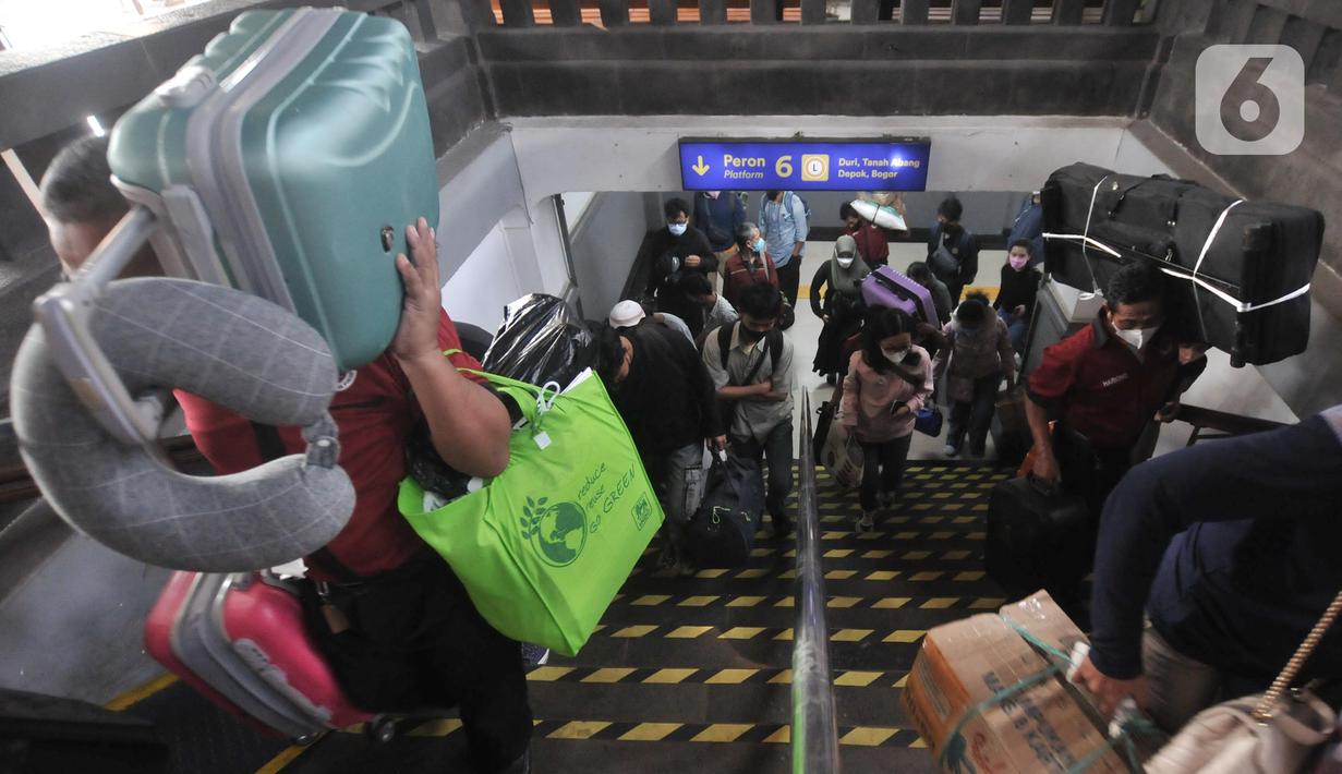 <p>Sejumlah penumpang kereta kereta api jarak jauh menuruni tangga pintu keluar di Stasiun Pasar Senen, Jakarta Pusat, Senin (9/5/2022). PT Kereta Api Indonesia (KAI) mengungkapkan gelombang arus balik pemudik pada H+7 Lebaran 2022 terpantau masih tinggi. Tercatat sebanyak 40.800 penumpang tiba pada hari Senin ini dikarenakan penundaan waktu sekolah dan pelaksanaan Work From (WFH). (merdeka.com/Iqbal S Nugroho)</p>