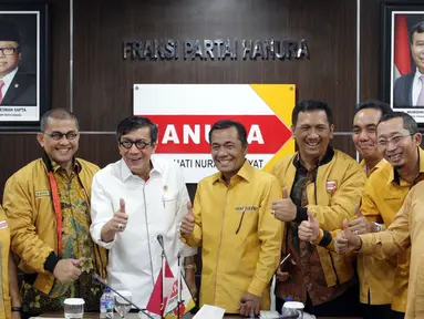 Menteri Hukum dan HAM Yasonna H Laoly (kedua kiri) melakukan foto bersama usai menerima susunan kepengurusan Partai Hanura yang baru, di Ruang Fraksi Partai Hanura, di Kompleks Parlemen, Senayan, Jakarta, Kamis (19/1). (Liputan6.com/JohanTallo)