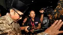 Mantan Sekjen ESDM Waryono Karyo mengunci mulutnya usai menjadi saksi di KPK dengan tersangka Sutan Bhatoegana, Jakarta, Senin (17/11/2014)(Liputan6.com/Miftahul Hayat)