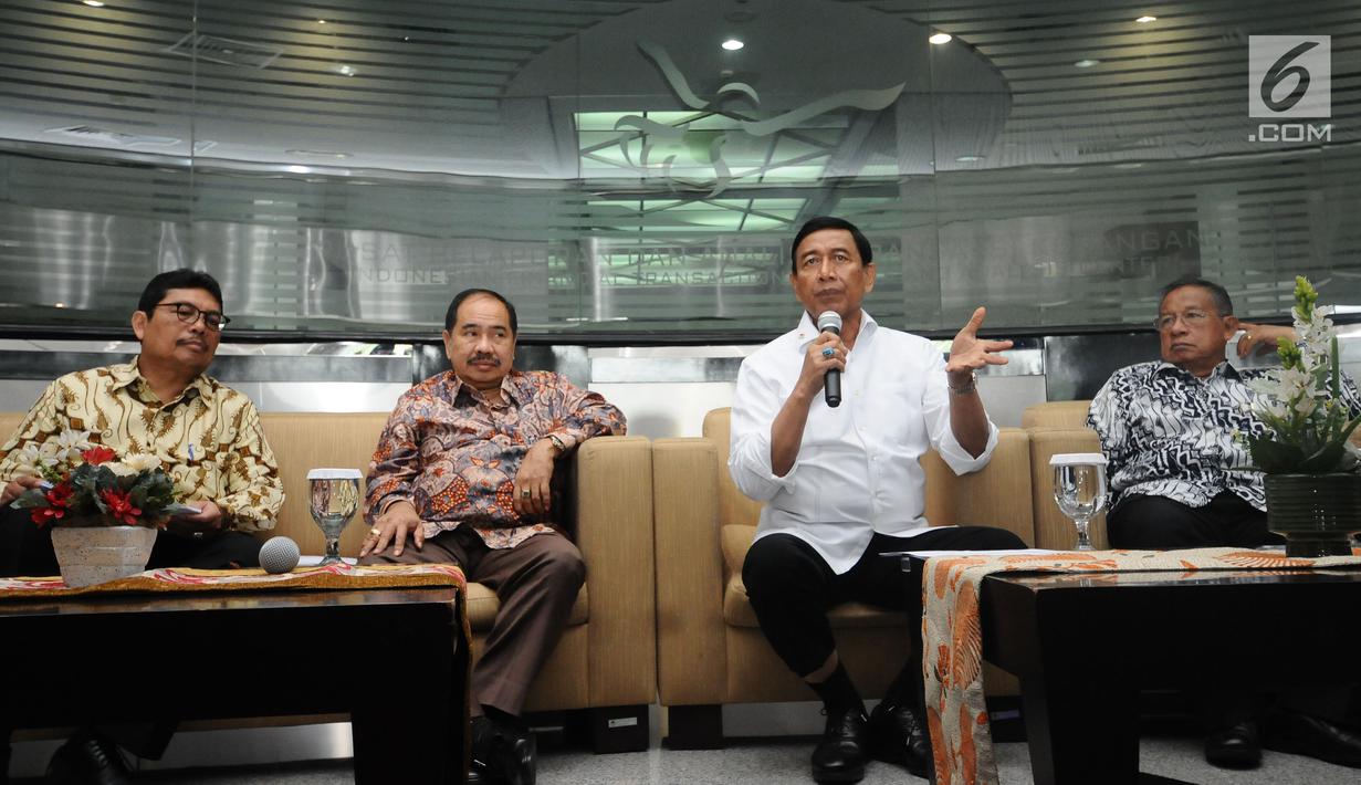 Menko Polhukam, Wiranto (ketiga kiri) memberi keterangan usai memimpin pertemuan dengan sejumlah menteri dan Kepala PPATK di Jakarta, Selasa (29/8). Pertemuan membahas persiapan Indonesia menjadi anggota FATF. (Liputan6.com/Helmi Fithriansyah)  