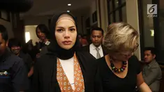 Nikita Mirzani jalani sidang isbat di pengadilan agama Jakarta Selatan agar pernikahannya terdaftar dalam catatan sipil. Setelah itu, ia baru dapat mengajukan gugatan cerai.