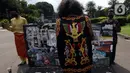 Demonstran melakukan aksi teatrikal saat unjuk rasa di kawasan Bundaran Patung Kuda Arjuna Wijaya, Jakarta, Senin (21/6/2021). Aksi yang dilakukan bertepatan dengan ulang tahun Presiden Joko Widodo ini sebagai bentuk kecaman dan penolakan terhadap revisi UU Minerba. (Liputan6.com/Angga Yuniar)